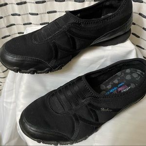 Woman’s SKECHERS relaxed fit shoes. Size 9.5